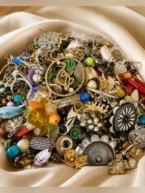 1 lb Bulk Earrings Lot Unsorted Costume Jewelry Craft Repair Treasure Mix